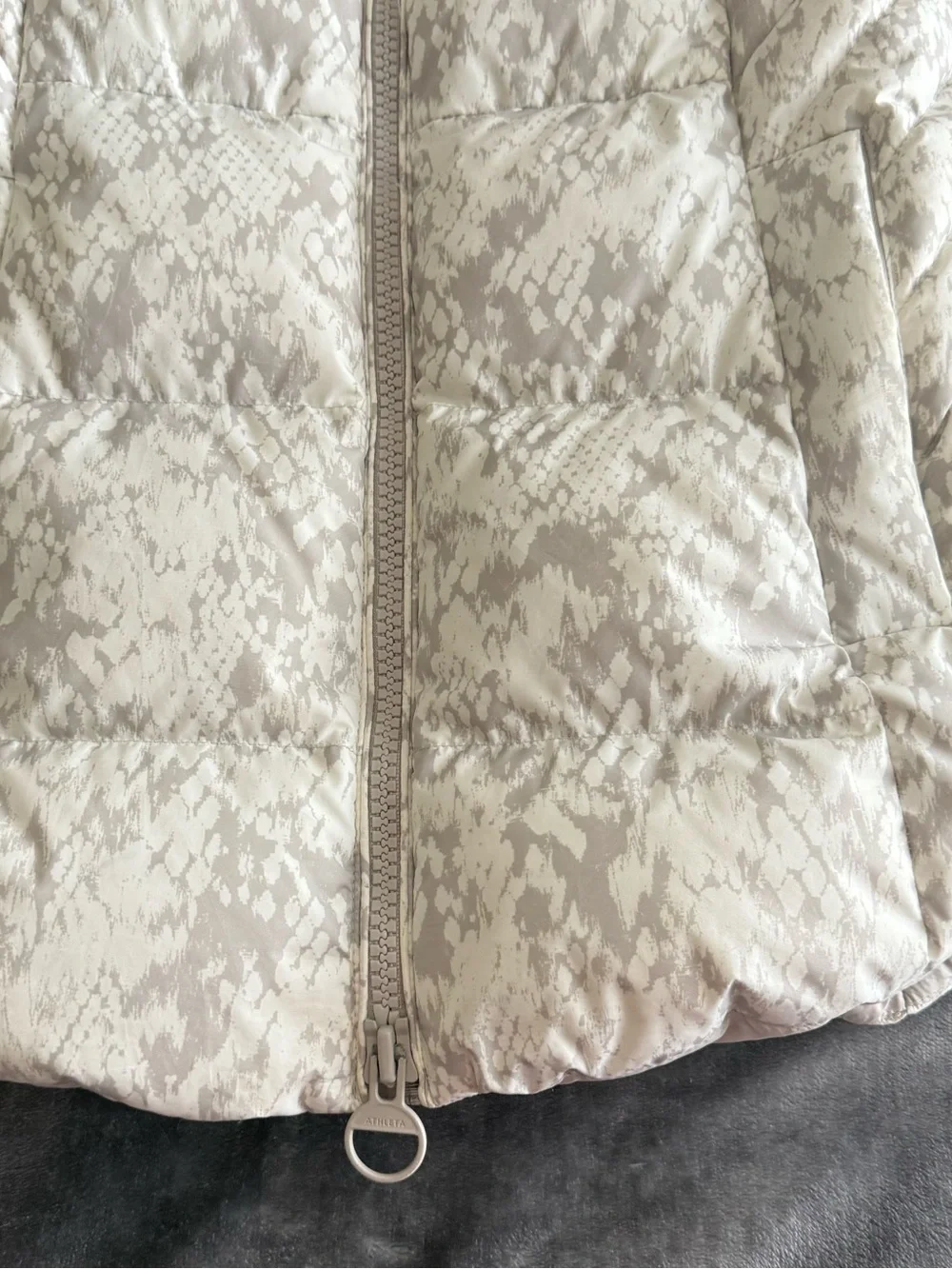 Athleta Downtown Printed Jacket Womens S Cream Grey  Puffer Coat Cozy Winter EUC